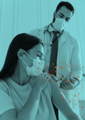 Un médecin qui injecte une dose de vaccin à une jeune femme Un médecin qui injecte une dose de vaccin à une jeune femme